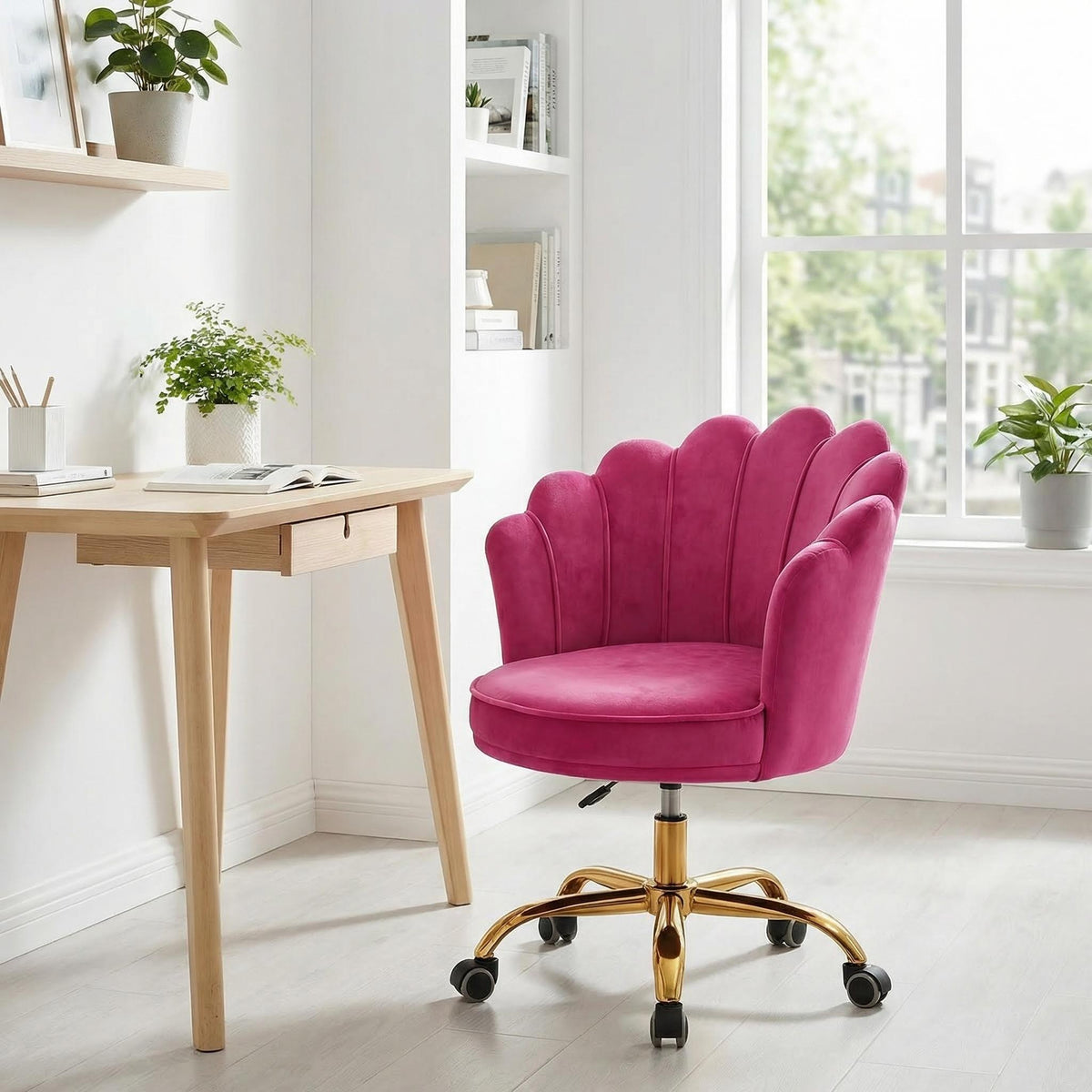 Velvet Schelp Bureaustoel Fuchsia met Goudkleurig onderstel | Russle