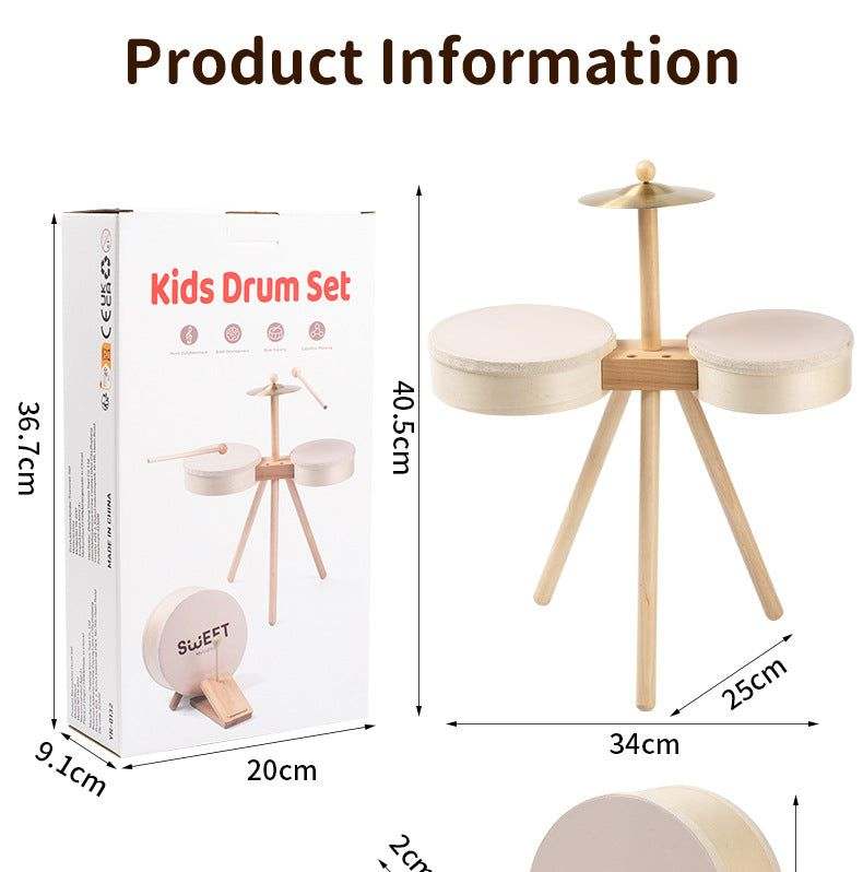 Houten Drumset in licht hout met drie poten, twee ronde trommels en een kleine cymbaal bovenaan.