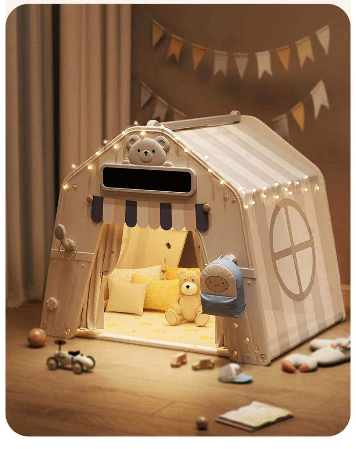 Speelhuis Tent in beige kunststof en gestreepte stof, met raam, open ingang, lichtjes en knuffels binnenin