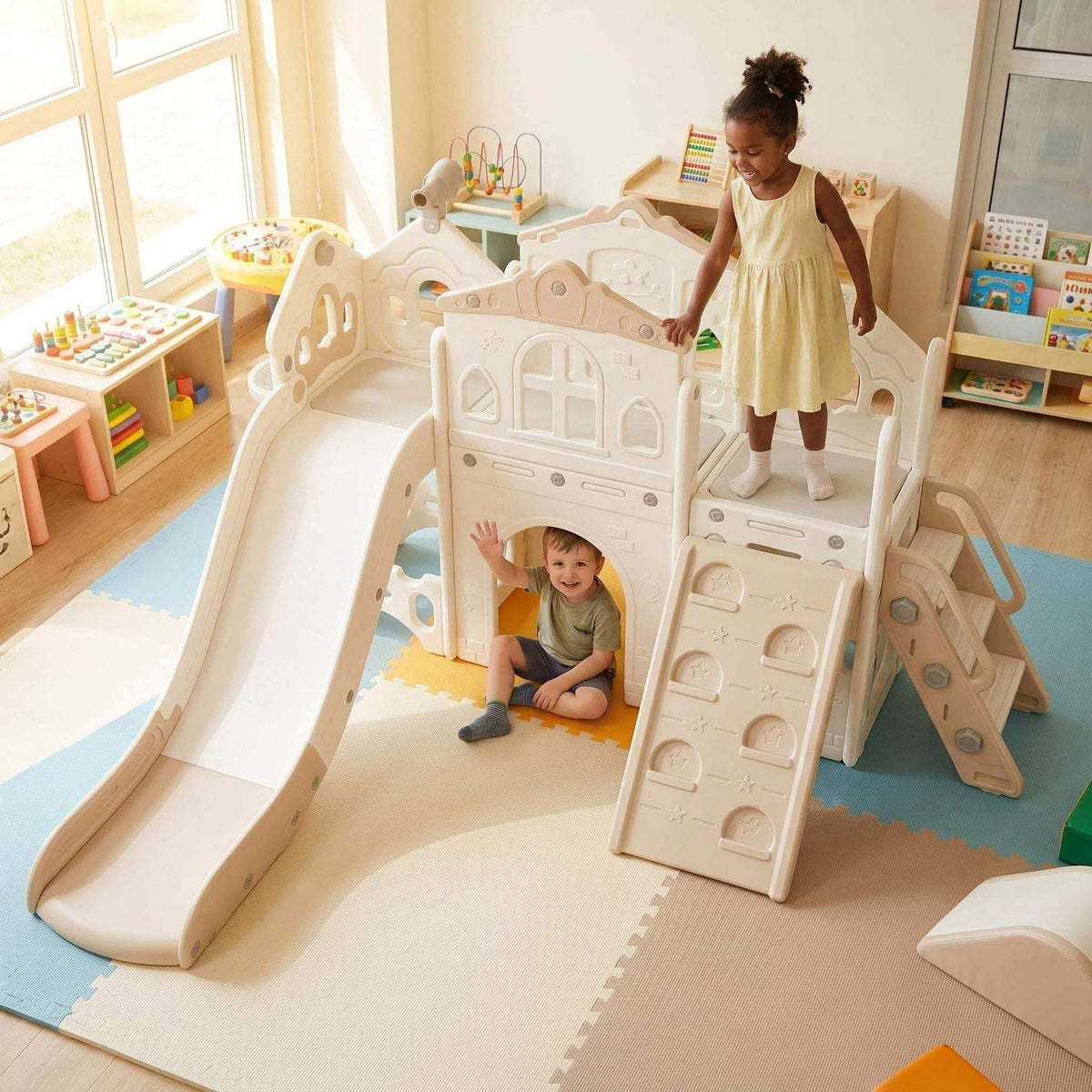 Speeltoestel Toren Romance XL met Glijbaan en Klimwand in beige kunststof, met glijbaan, trap en klimwand; kinderen spelen erop.