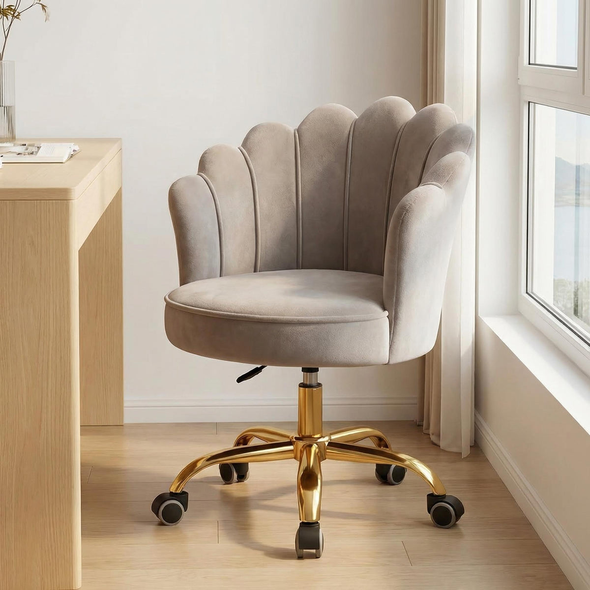 Velvet Schelp Bureaustoel Taupe met Goudkleurig onderstel | Russle