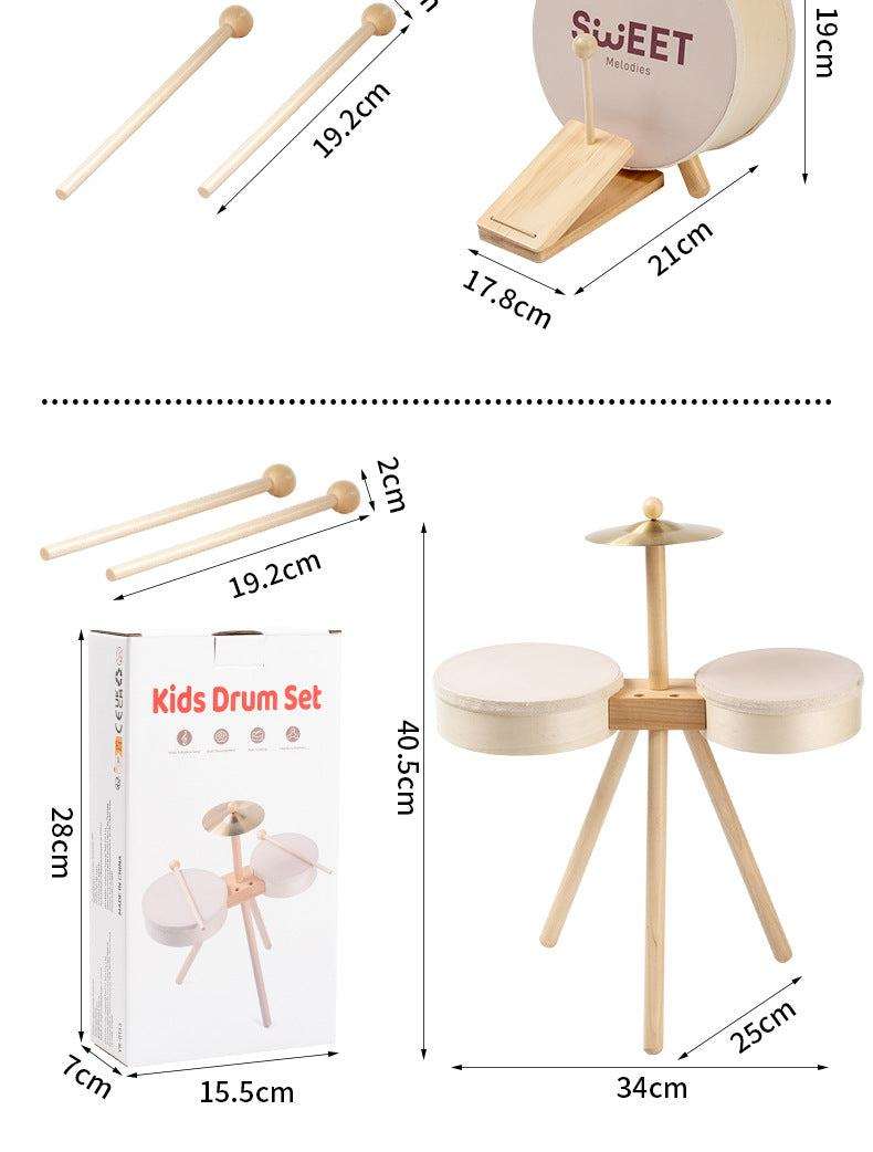 Houten Drumset van licht hout met twee ronde beige trommels, een kleine cymbaal en houten drumstokken